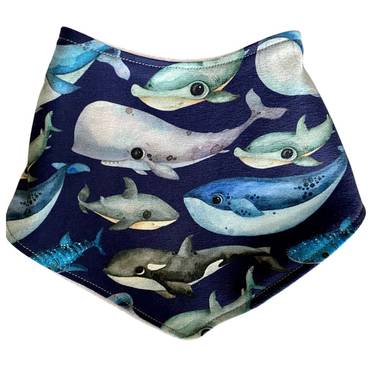 Babero con bandana para bebé con estampado de ballena azul