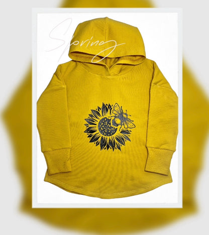 Camiseta con capucha con diseño gráfico de girasol y abeja en color amarillo mostaza