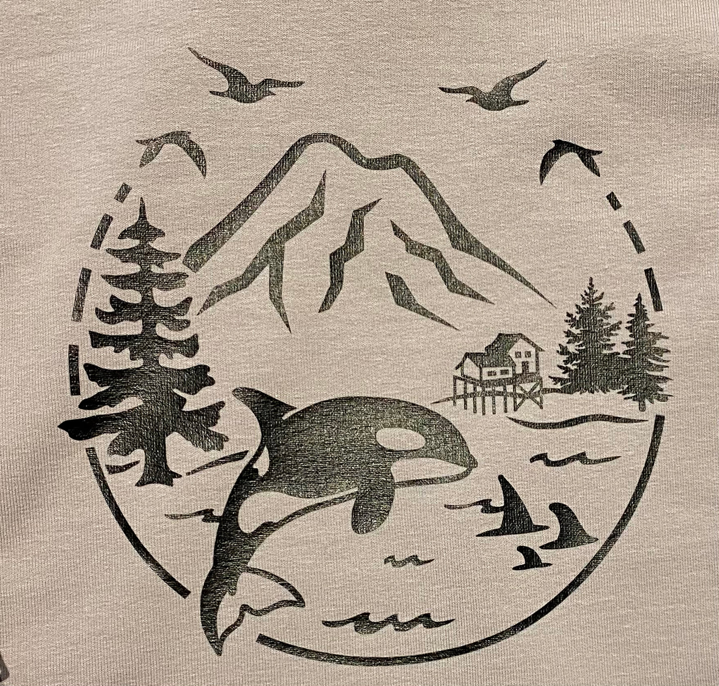 Conception graphique de baleine sur T-shirt à capuche gris