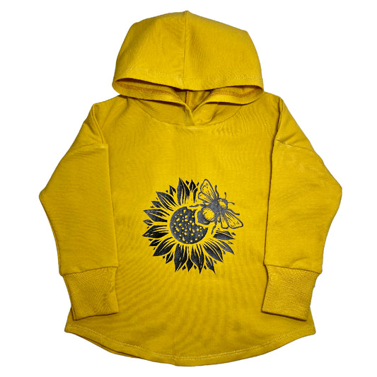 Camiseta con capucha con diseño gráfico de girasol y abeja en color amarillo mostaza