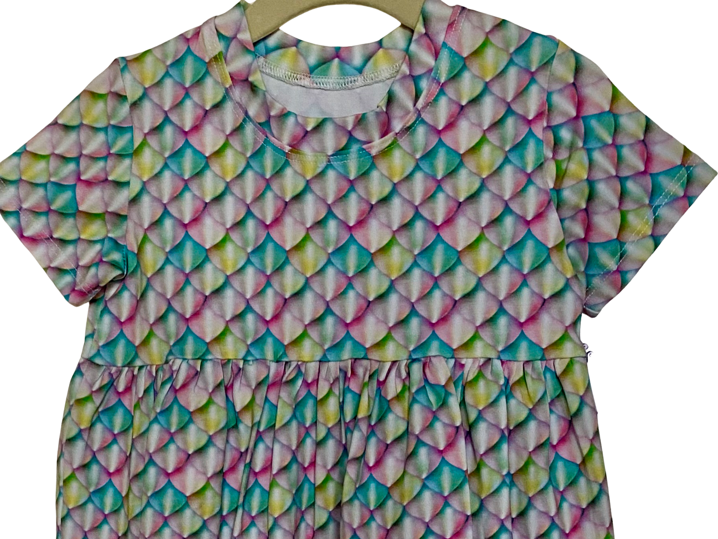 Vestido de juego de manga corta fruncido con estampado de arco iris en colores pastel y escamas de sirena de punto elástico