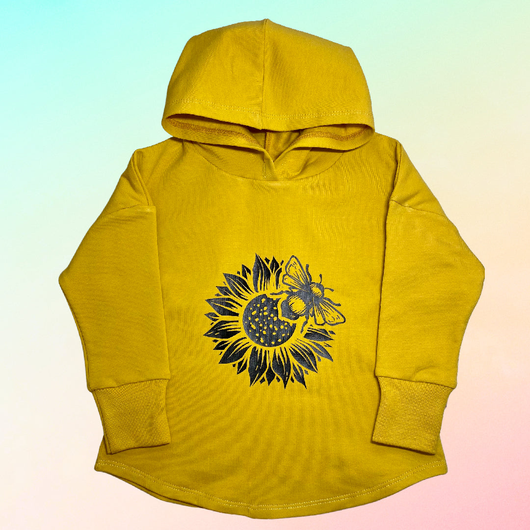 Camiseta con capucha con diseño gráfico de girasol y abeja en color amarillo mostaza