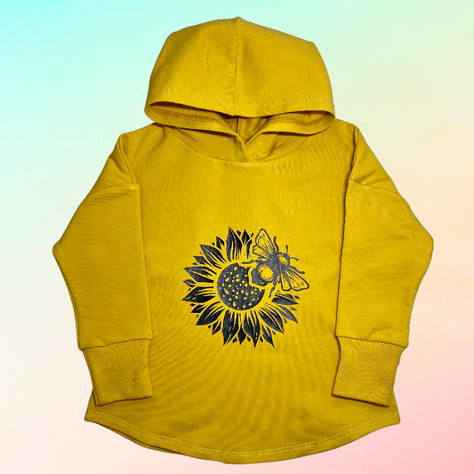 Conception graphique d'abeille de tournesol sur le t-shirt à capuche jaune moutarde