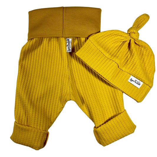 Pantalon de détente pour bébé Grow Along® en tricot gaufré jaune moutarde avec chapeau à nœud supérieur